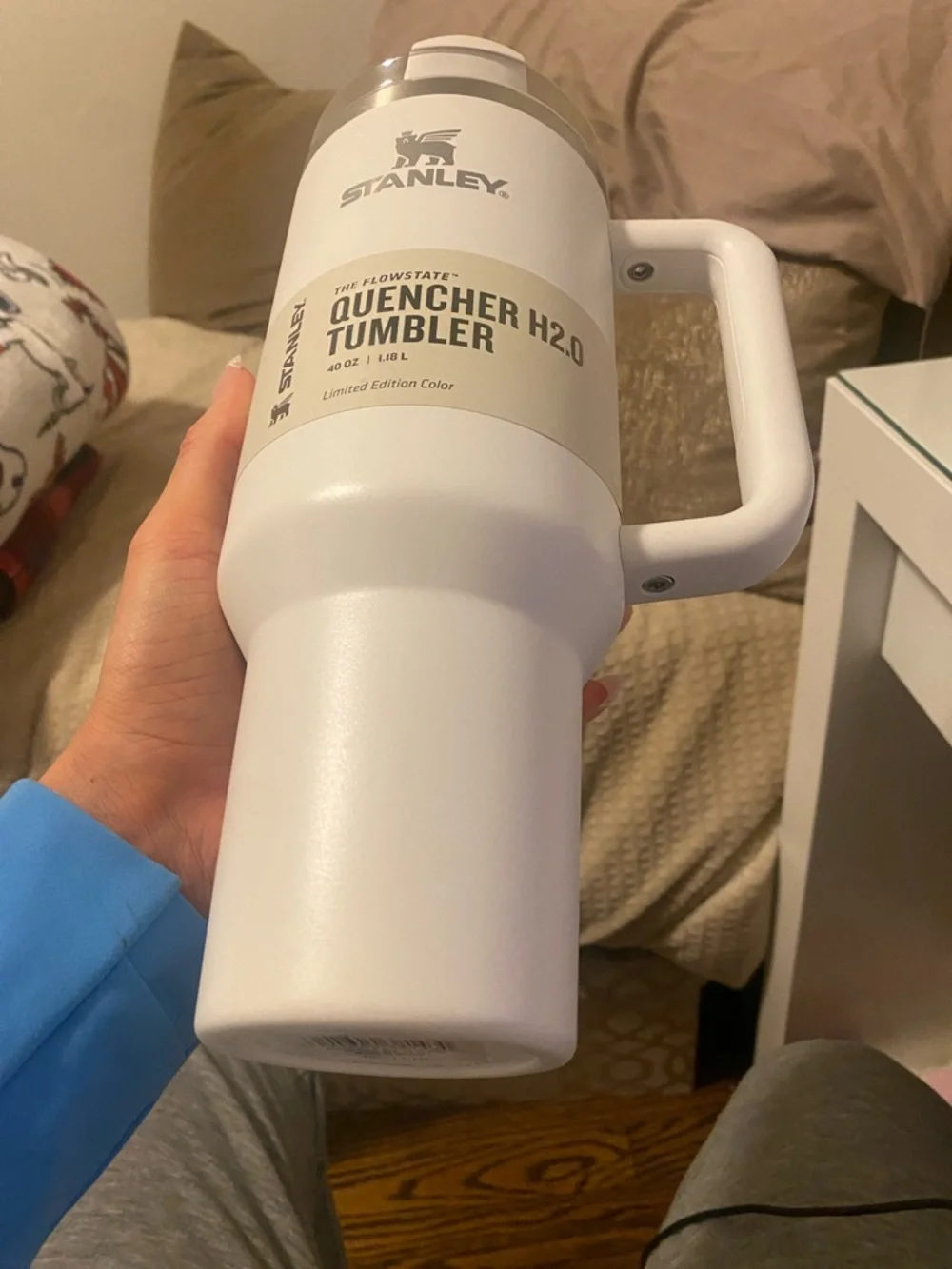 Stanley White Quencher 40oz - Picture 2 of 5